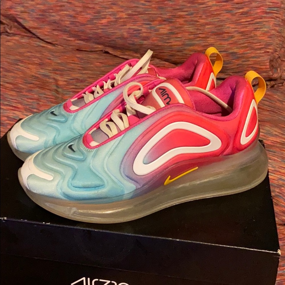 NIKE WOMENS AIR MAX 720